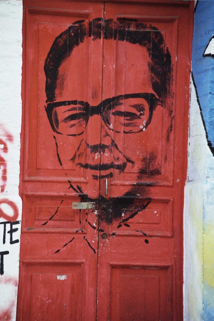 Puerta pintada de una construcción de Valparaíso
