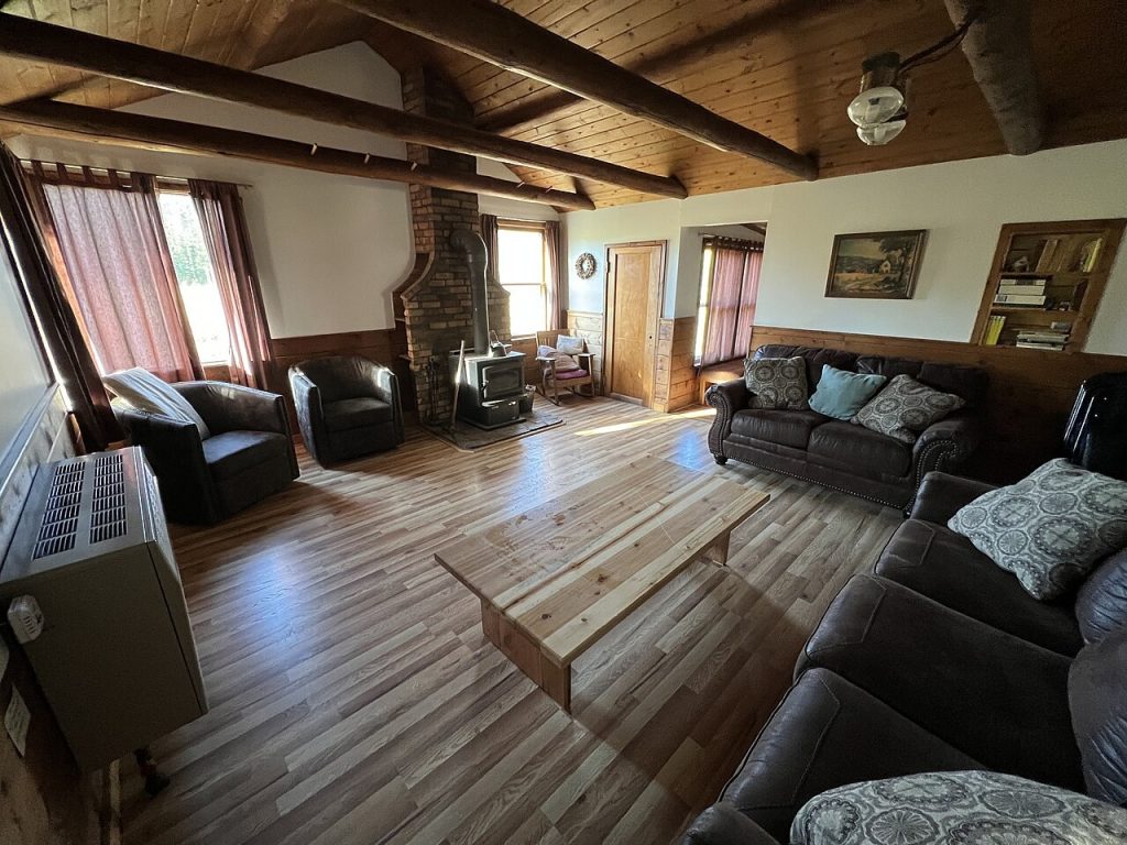 Interior de madera y mobiliario de uso doméstico