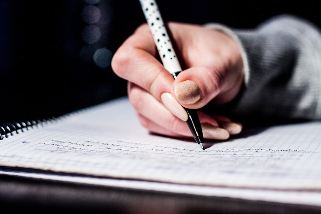 Notas escritas como referencia de una escucha sin grabación