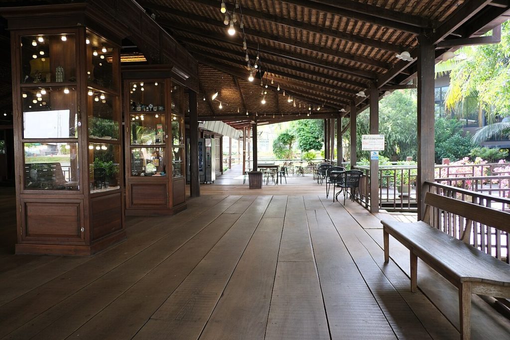 Silla de madera en un patio