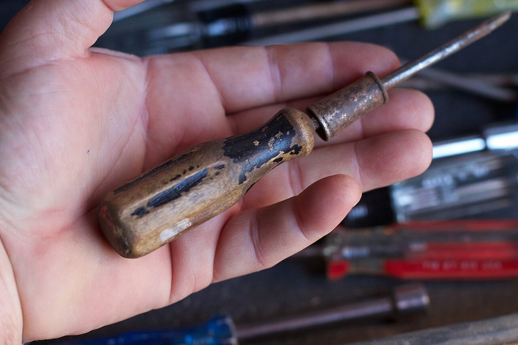 Herramienta de madera con huellas de uso