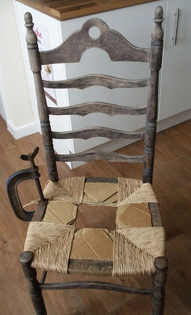 Reparación del tejido del asiento de una silla