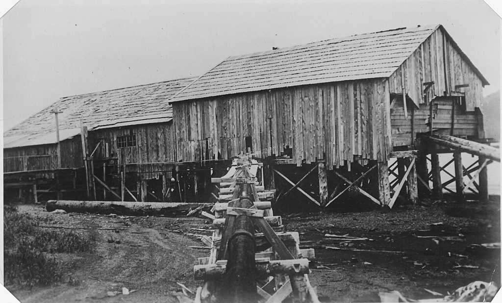 Fotografía histórica acompañada por notas de procedencia
