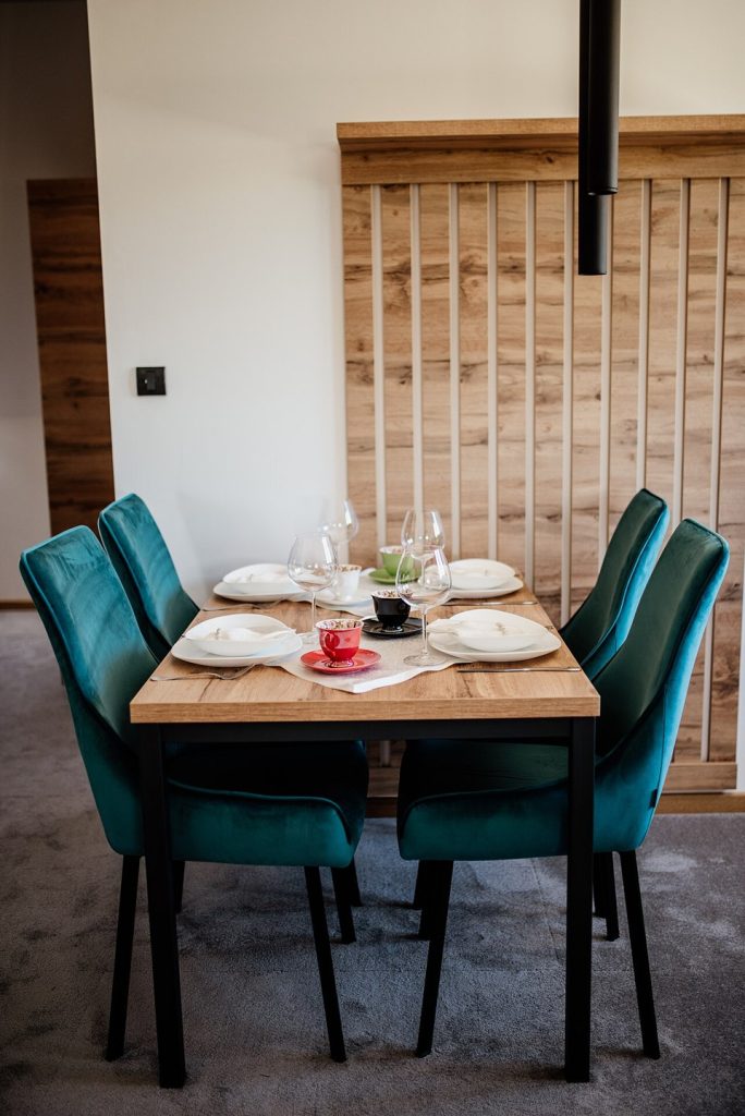 Mesa de un comedor con platos y objetos domésticos