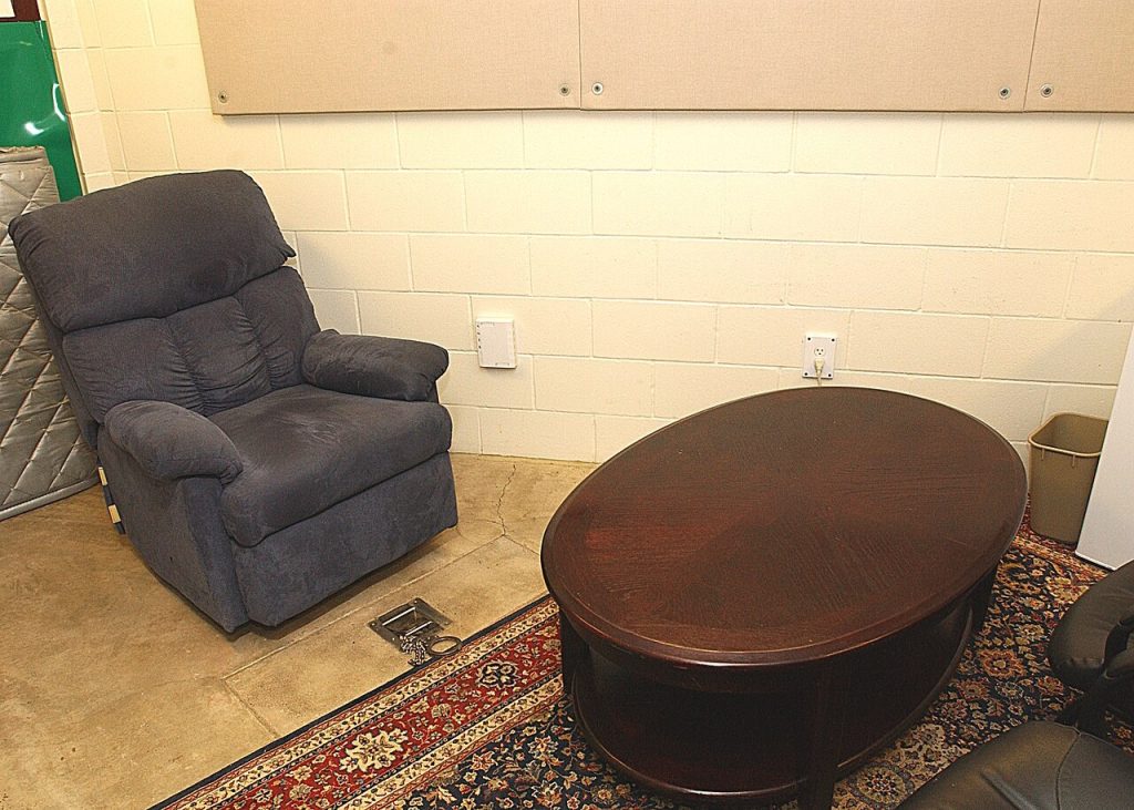 Sillas de una sala preparada para una conversación