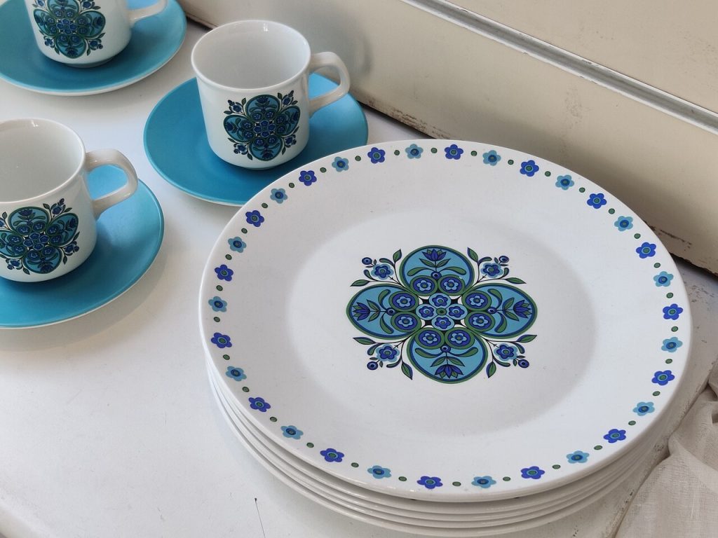 Utensilios y recipientes sobre una mesa