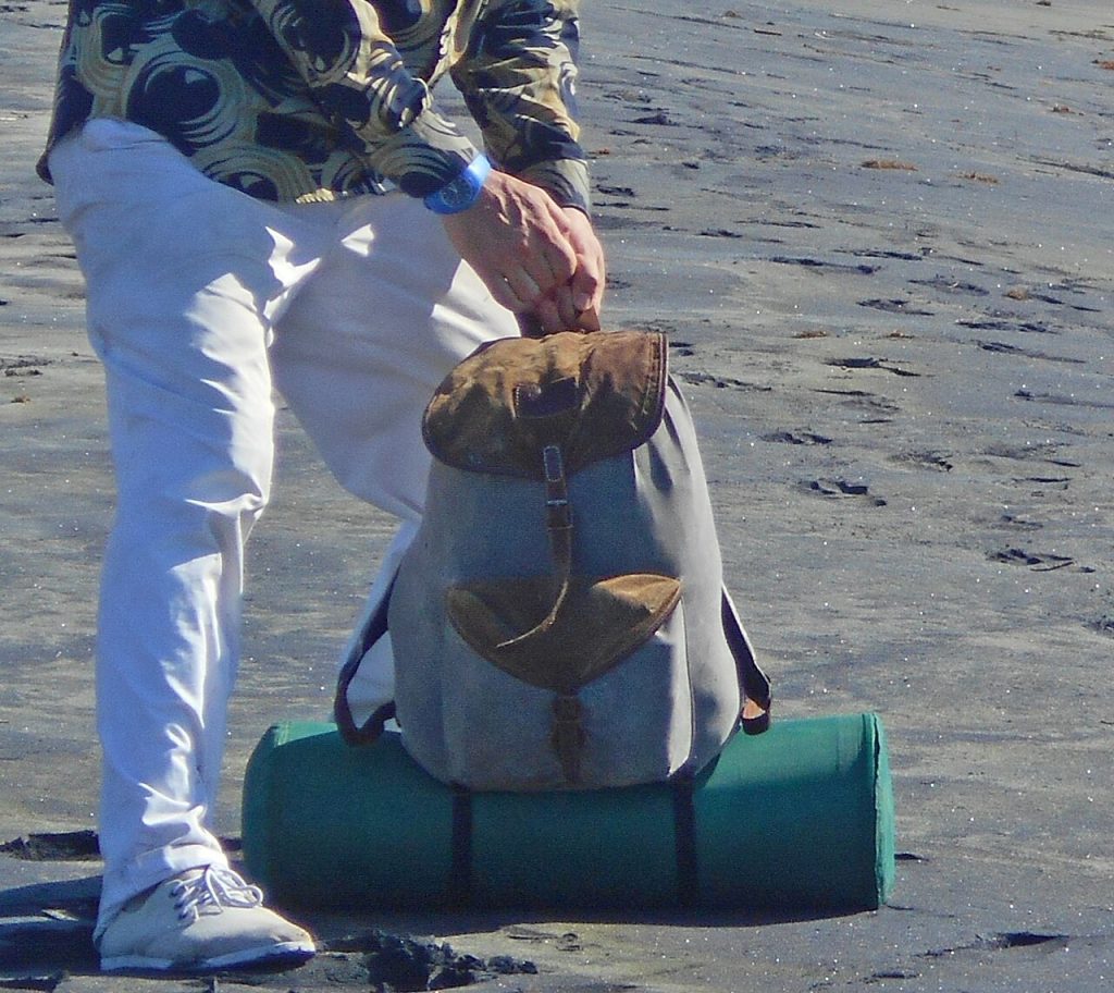 Mochila y elementos para preparar una caminata